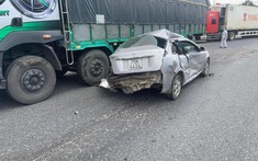 Video quay khoảnh khắc ô tô con bị xe tải tông trúng và va vào đuôi xe container tại Thừa Thiên Huế