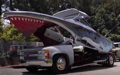 Đây là Shark Boat Chevry - Phương tiện lai tạo giữa xe tải và thuyền với họa tiết cá mập cực độc