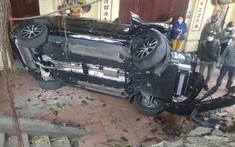 Video: Xe Volvo lật nghiêng, hư hỏng nặng đầu xe sau khi lao vào cổng đền ở Hà Nội
