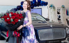 Vợ chồng diễn viên Chi Bảo nhận bàn giao xe Bentley Flying Spur hơn 18 tỷ đồng