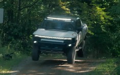 Theo dõi bán tải điện GMC Hummer EV nặng 4,1 tấn tung bay mạnh mẽ trong quá trình thử nghiệm