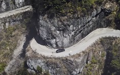 Theo dõi xe điện BMW i4 thực hiện drift chinh phục đường đèo hiểm trở, gồm 99 khúc cua gấp