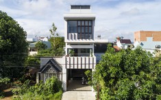 Nhà ống 2 tầng 2 giếng trời với mái hệ lam kính mang đến trải nghiệm thú vị tại Bảo Lộc