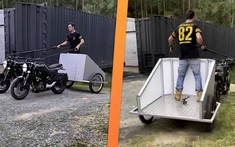 Thay vì sức ngựa, đây là một cỗ xe chariot sử dụng lực kéo của hai chiếc mô tô