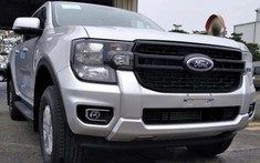 Ford Ranger 2022 bản XLS “hiện hình” , đèn halogen nhưng đầu xe không kém phần hầm hố