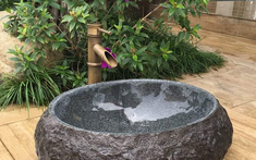 Lavabo đá tự nhiên tạo điểm nhấn cho không gian sân vườn