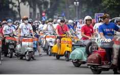 Hơn 500 xe Vespa cùng nhau diễu hành mừng Vespa Day 2022 lần đầu tiên tại Việt Nam