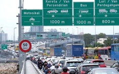 Giá xăng RON 95 hơn 50.000 đồng/lít, tài xế Singapore chạy sang Malaysia để đổ xăng vì quá rẻ