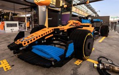 Đây là một chiếc xe đua McLaren F1 làm hoàn toàn bằng Lego, mất gần 1.900 giờ để hoàn thành