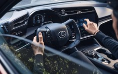 Crossover hạng sang Lexus RZ 2022 lần đầu tiên lộ nội thất với vô lăng hình chữ nhật gây tranh cãi