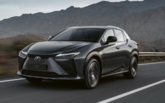Vén màn Lexus RZ 450e 2023 - crossover hạng sang cỡ trung mới với nội thất giống NX, vô lăng hình chữ nhật như Tesla