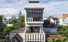 Ngôi nhà ống có giàn lam thép lọc sáng ấn tượng