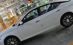 Nissan Teana 2023 lộ diện trong nhà máy, chuẩn bị cạnh tranh Honda Accord và Toyota Camry
