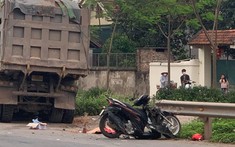 Video: Đánh lái tránh ô tô con sang đường, xe ben cán tử vong người phụ nữ đi xe máy tại Bắc Giang