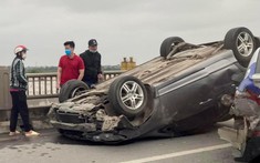 Video quay khoảnh khắc chiếc Honda Civic va chạm với xe taxi rồi lật ngửa trên cầu Vĩnh Tuy