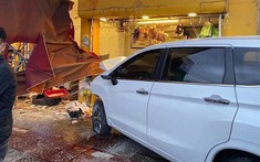 Video quay khoảnh khắc ô tô 7 chỗ Mitsubishi Xpander lao thẳng vào quán bánh mỳ khiến 3 người bị thương tại Đà Nẵng