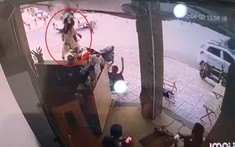 Video quay khoảnh khắc 2 cô gái đi xe máy "bay" vào quán cà phê ở Đắk Lắk sau khi suýt va chạm với xe tải