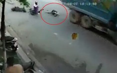 Video: Phanh gấp để tránh xe phía trước, học sinh ngã ra đường, bị xe ben cán tử vong tại Điện Biên