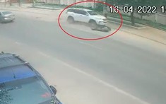 Video: Ô tô 7 chỗ Toyota Fortuner lao sang làn đường ngược chiều, tông tử vong người đi xe máy tại Nghệ An
