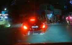 Video quay khoảnh khắc xe máy không bật đèn và phóng nhanh, va chạm với Mercedes-Benz S450