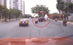Video: Tránh "nữ Ninja" vượt đèn đỏ, tài xế lái ô tô Mazda CX-5 đánh lái gấp, tông vào dải phân cách