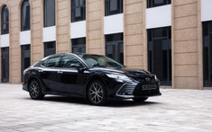 Toyota Camry kèm “lạc” kỷ lục 130 triệu đồng, đắt ngang Mercedes-Benz C-Class