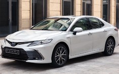Toyota Camry hạ Vinfast Lux A2.0, vươn lên dẫn đầu phân khúc