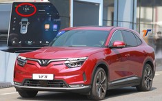 Video: Tay chơi siêu xe Minh "xí muội" nài xe VinFast VF8 lên tốc độ 166 km/h khiến người bạn la hét