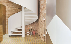 Cầu thang xoắn ốc bốn tầng tạo thành tâm điểm của ngôi nhà ở Barcelona