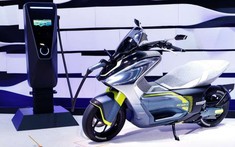 Cận cảnh xe điện dáng xe ga Yamaha E01 ngoài đời thực