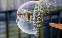 Siết tín dụng, bất động sản có nguy cơ đổ vỡ?