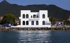 Căn nhà trắng muốt ven biển độc đáo với kiến trúc Santorini tại Ninh Hòa