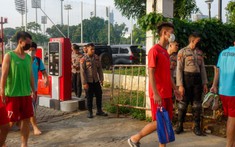 Sợ CĐV Indo tấn công, U19 Việt Nam được cảnh sát bảo vệ như 'yếu nhân'