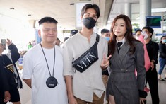 Nam thần August Vachiravit vừa hạ cánh tới Việt Nam: 'chiêu đãi' fans 'combo visual' cực đỉnh