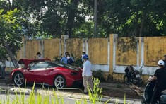 Nhân viên lái xe Ferrari của khách húc mạnh vào cây gây hư hỏng nặng, phía garage 'bật chế độ im lặng'