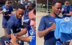 Bắt chước Pogba, Sterling nhận  từ fan Man City