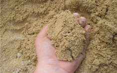 Điều kiện để sử dụng vật liệu cát tự nhiên, cát nghiền trong xây dựng?