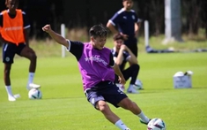 Phóng viên Pháp nhìn thấy  so với các đồng đội Pau FC