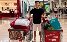 , mua sắm đầy ắp 2 xe đẩy hàng