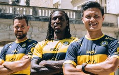 trong video ra mắt áo đấu mới của Pau FC