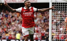 Toả sáng không ngừng, Jesus được so sánh với huyền thoại Arsenal