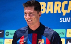 Vì sao CLB Barcelona cạn sạch chữ 'W' khi in tên Lewandowski?