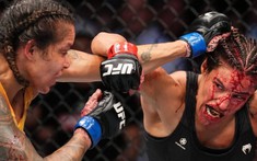 Trận MMA điên rồ: Hai nữ võ sĩ 'tử chiến', máu chảy lênh láng