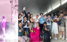 Đan Trường dầm mưa biểu diễn, fan 'đứng tim' khi tia sét lóe ngang trời