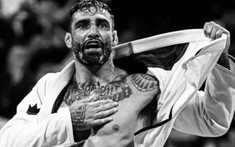 Dùng tay không đấu súng, võ sĩ Brazil bị 'headshot' và 'bay màu'