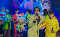 Khán giả 80 tuổi không ngại đường xa, đến ủng hộ liveshow của Ngọc Sơn và Hồ Văn Cường