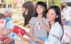 Á hậu Kim Duyên giữ đúng lời hứa, dùng tiền thưởng trao tặng học bổng cho trẻ em nghèo tại quê nhà Cần Thơ