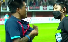 Quá bức xúc vì trọng tài xử ép, trợ lý U16 Việt Nam chỉ tay vào lá cờ đỏ sao vàng và nói 'ĐÂY LÀ VIỆT NAM'