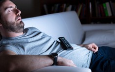 Đi ngủ mà không tắt TV sẽ khiến sức khỏe suy nhược và giảm tuổi thọ