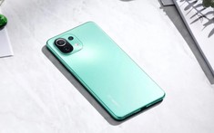 Xiaomi 11 Lite 5G NE có màu xanh bạc hà, phù hợp với người dùng trẻ